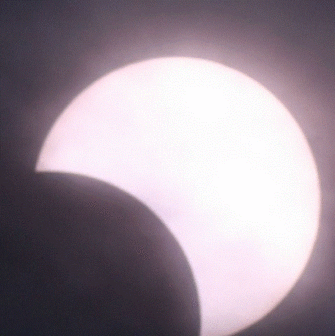 Maansverduistering geziebn door zonnefilterfolie