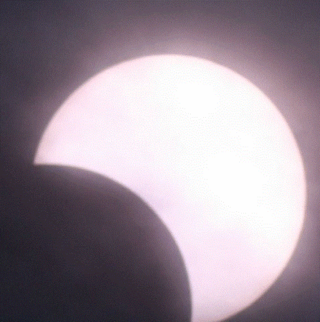 Maansverduistering geziebn door zonnefilterfolie